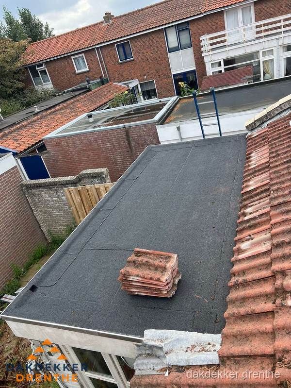 Aanbouw plat dak met reservepannen voor dakpannen vervangen in Drenthe Aanbouw plat dak met reservepannen voor dakpannen vervangen in Drenthe
