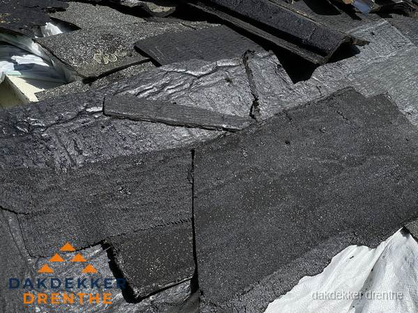 Verwijderd oud bitumen dakleer klaar voor vervanging in Drenthe Verwijderd oud bitumen dakleer klaar voor vervanging in Drenthe