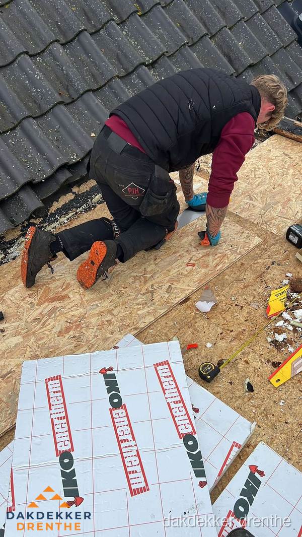 Dakdekker plaatst PIR-isolatieplaten op plat dak in Drenthe Dakdekker plaatst PIR-isolatieplaten op plat dak in Drenthe
