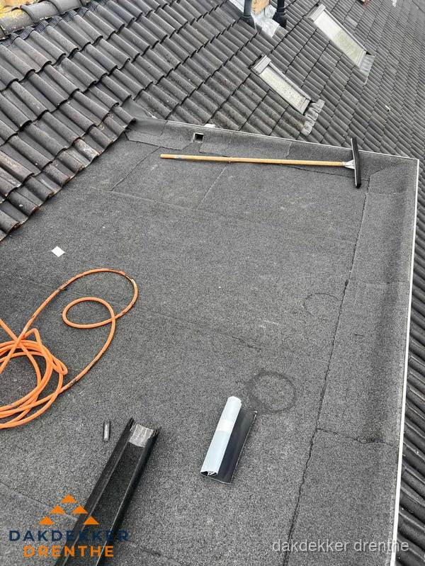 Plat dak reparatie met gereedschap en loodstroken in Drenthe Plat dak reparatie met gereedschap en loodstroken in Drenthe