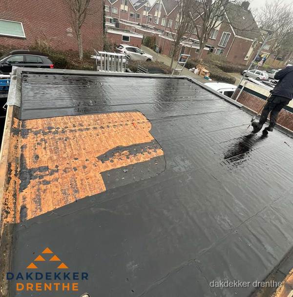 Dakdekker brengt EPDM dakbedekking aan op plat dak in Drenthe Dakdekker brengt EPDM dakbedekking aan op plat dak in Drenthe