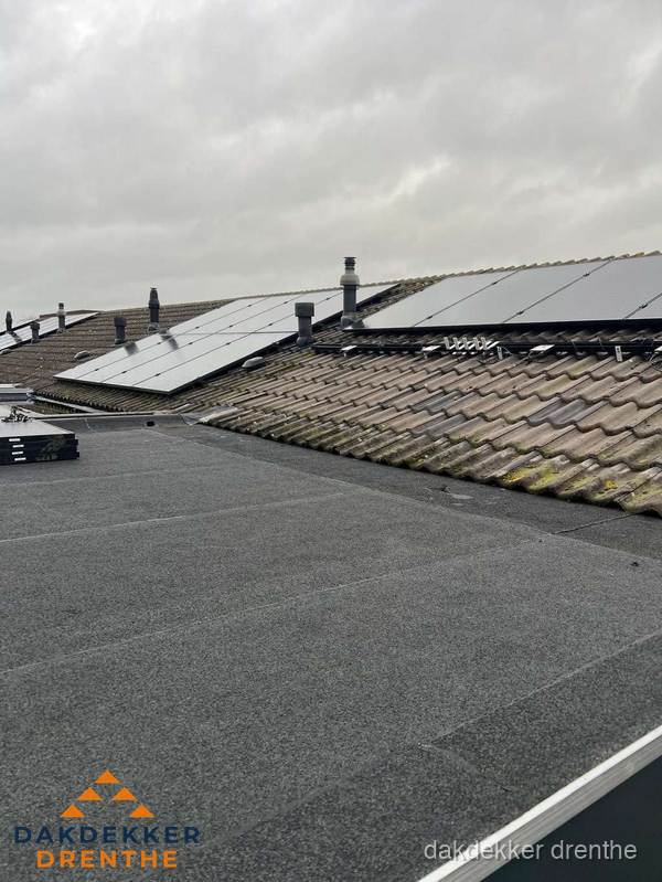 Bitumen dakbedekking op plat dak met aansluitend pannendak en zonnepanelen in Drenthe Bitumen dakbedekking op plat dak met aansluitend pannendak en zonnepanelen in Drenthe